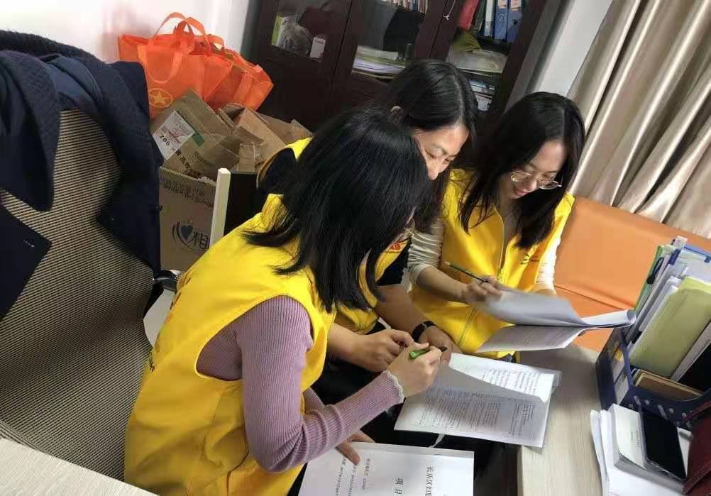 杭州一女子睡每天打5份工，睡3个小时，对身体会有何危害？