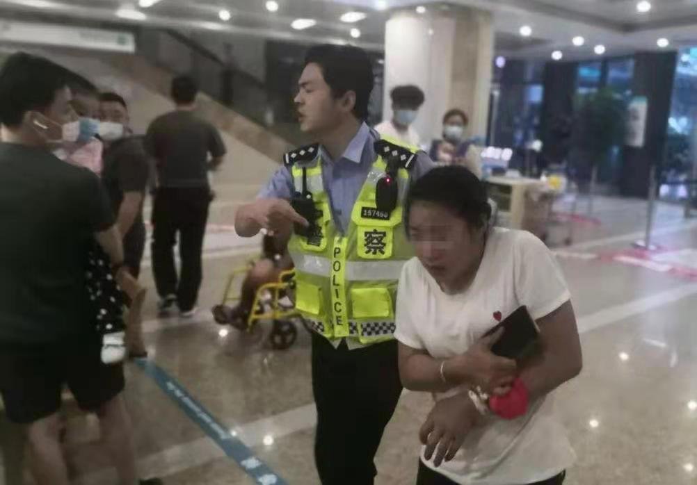 重庆的一位女子江边散步被蛇咬伤,女子是否有生命危险?