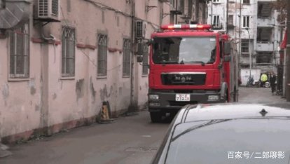 江苏南京一小区失火消防车被保安拦停还口出狂言,这名保安为何敢如此嚣张?