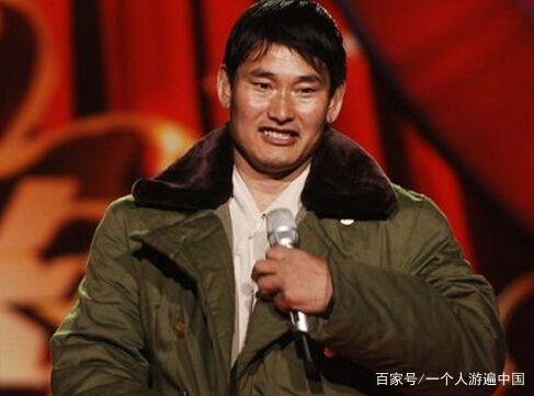 “大衣哥”朱之文小学文化，写4个字却卖了20万，书法家如何评价的？