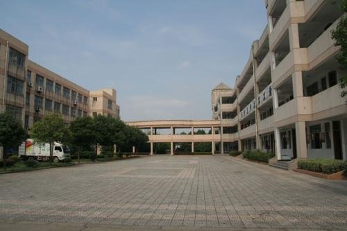 常州一小学因刺鼻气味紧急撤离，到底是怎么回事？