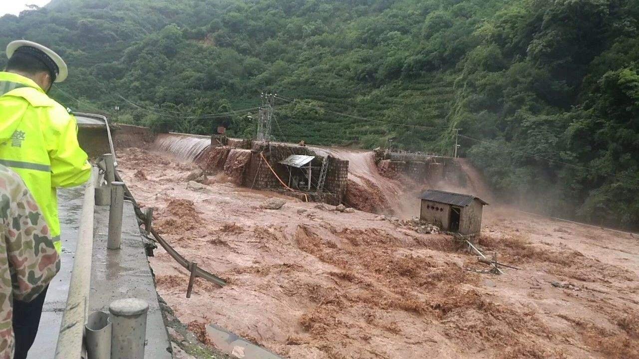 暴雨夜袭四川冕宁一家5口遇难,洪灾应该如何避免?