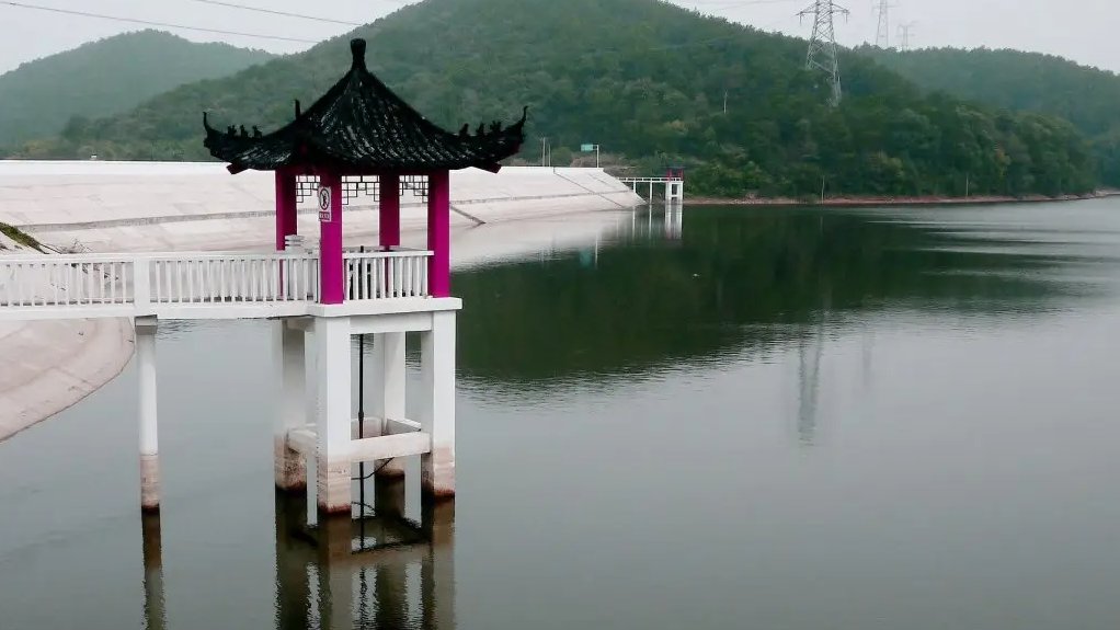 江西水库第二次泄洪,村民在下游捞鱼,这种行为是否值得提倡?