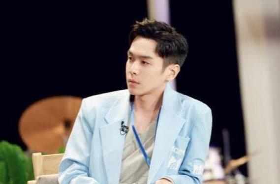 穿着西装拿着红玫瑰,像个王子的张若昀,为什么被吴昕说是“爱情疯子”?
