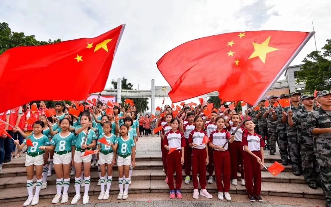 成都街头，男孩将比自己大一圈的国旗扶正，你从男孩身上看到了哪些品质？