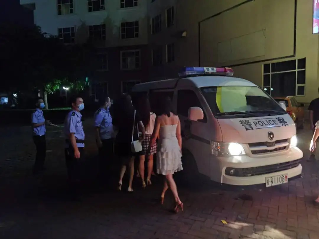 山东一地强迫未成年少女有偿陪侍，5人已被刑拘！这些人会被怎么判？