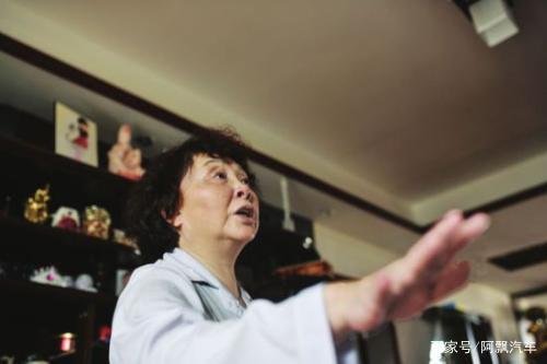 10年前,那个不顾劝阻,执意生下双胞胎女儿的60岁老太,现状如何?