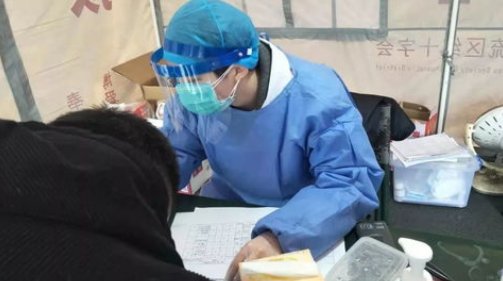 宿迁一男子抗疫去世40天,家人瞒80岁父亲,背后的原因为何让人泪目?