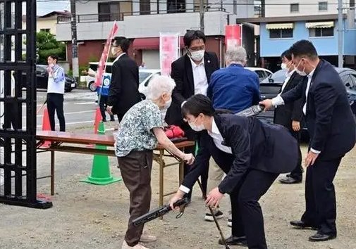 警方承认安倍的警卫工作存在问题,这些警卫需要承担哪些责任?