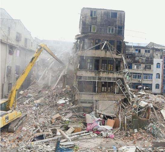 长沙学生自发前往倒塌事故地献花,我们可以为遇难者家属做些什么?