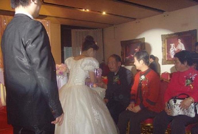 “娘亲舅大”这一习俗,是说舅舅的地位大于叔伯吗?
