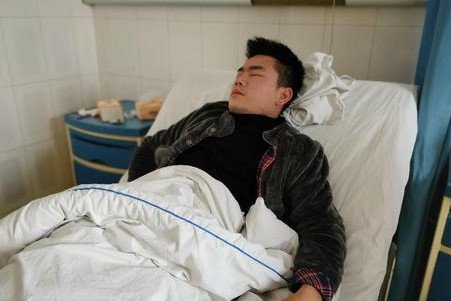 大连两名00后男生把95后老师打骨折,他们是被如何判刑的?