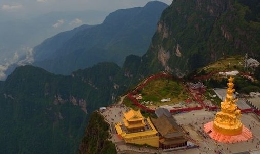 峨眉山附近道路两车相撞,此起事故是何原因造成的?