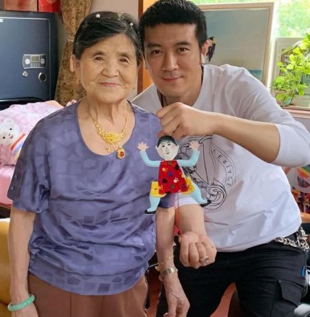 杨子说集团第一笔资金是他妈妈做衣服赚来的，他的妈妈一生有多传奇？