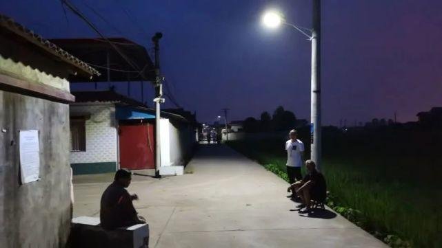 纵使他乡万盏灯,不抵故乡当头月出处