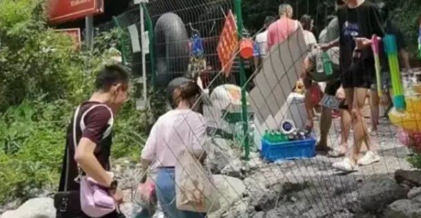 彭州突发山洪,黑衣男子逆行救人,他的应急能力有多强?