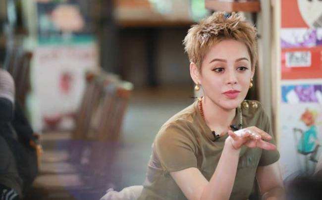 宁静造型撞脸小黄人,她本人对此是如何回应的?