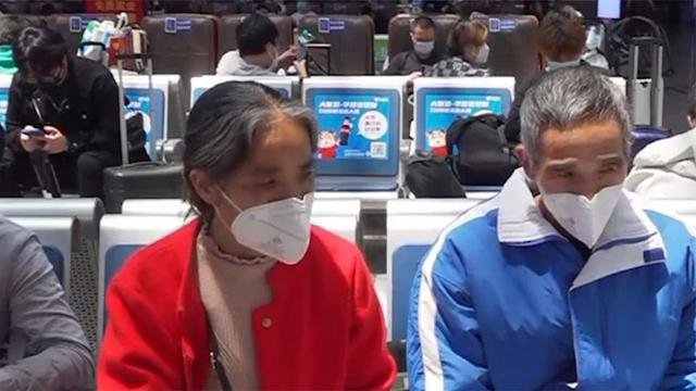 夫妻来沪看病流浪街头， 哽咽接受采访，看到这一幕你有何感触？