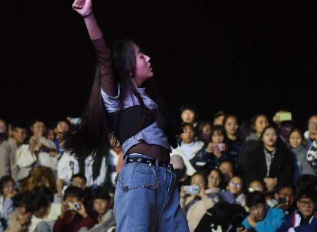 唐山封校管理后保安大爷“开演唱会” ，疫情下你还见过哪些校园名场面？