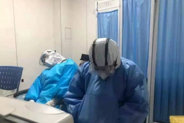 石景山万达女子道歉,表示对不起大家为何还要出门?