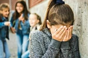 山西一男子在校门口脚踹掌掴女学生，此男子为何这么做？