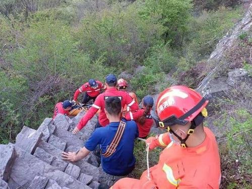 女游客在河南新乡辉县一山中失足坠崖,救援队是如何找到尸体的?