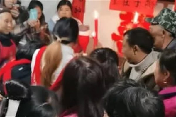 贵州一女子替哥哥拜堂成亲引发关注,此事背后到底有何隐情?