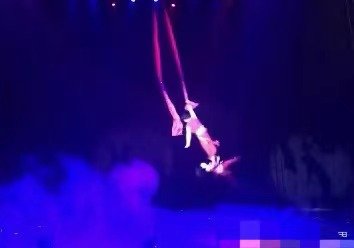 俄女子表演空中特技时坠落，为什么非常危险的表演没有任何防护措施呢？