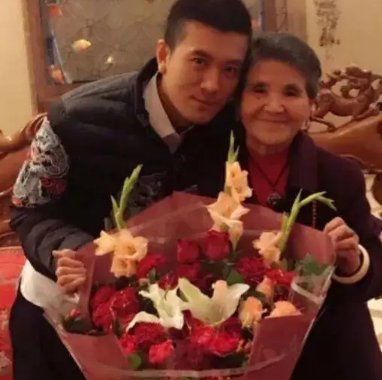 杨子说集团第一笔资金是他妈妈做衣服赚来的，他的妈妈一生有多传奇？