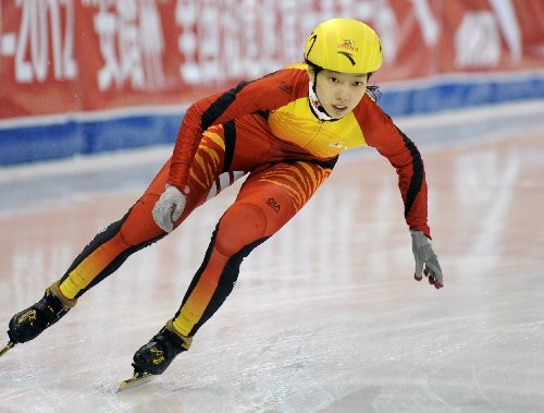 为什么短道速滑运动员在转弯时候要手扶地?