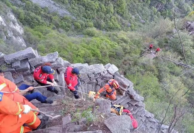 女游客在河南新乡辉县一山中失足坠崖，救援队是如何找到尸体的？