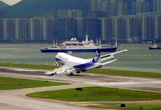 大韩航空一客机在菲律宾着陆时偏出跑道,无人受伤,机长是否存在重大失误?
