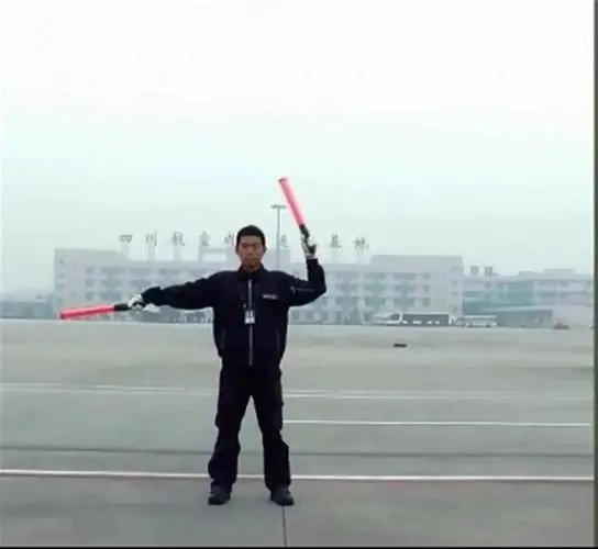 “飞机拜拜员”回应意外走红,网友直言被可爱到了,你怎么看?