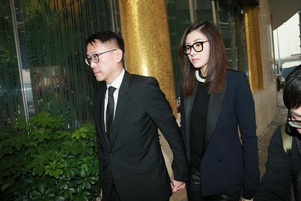 男子眼看妻子跳河不救，离开后还约人宵夜，他的行为如何定性？