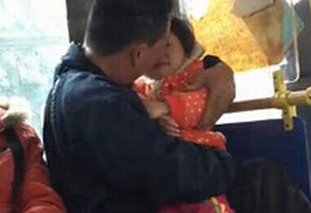 出狱男子在父亲坟前杀死亲姐,他们之间有着怎样的仇怨?