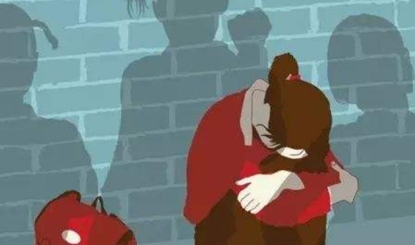 女学生当街遭欺凌,68秒被打超40次,法律将如何定性这件事?