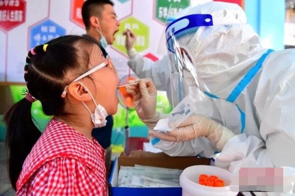 莆田铺头小学有18名学生感染,小孩的治疗方案和大人是一样的吗?
