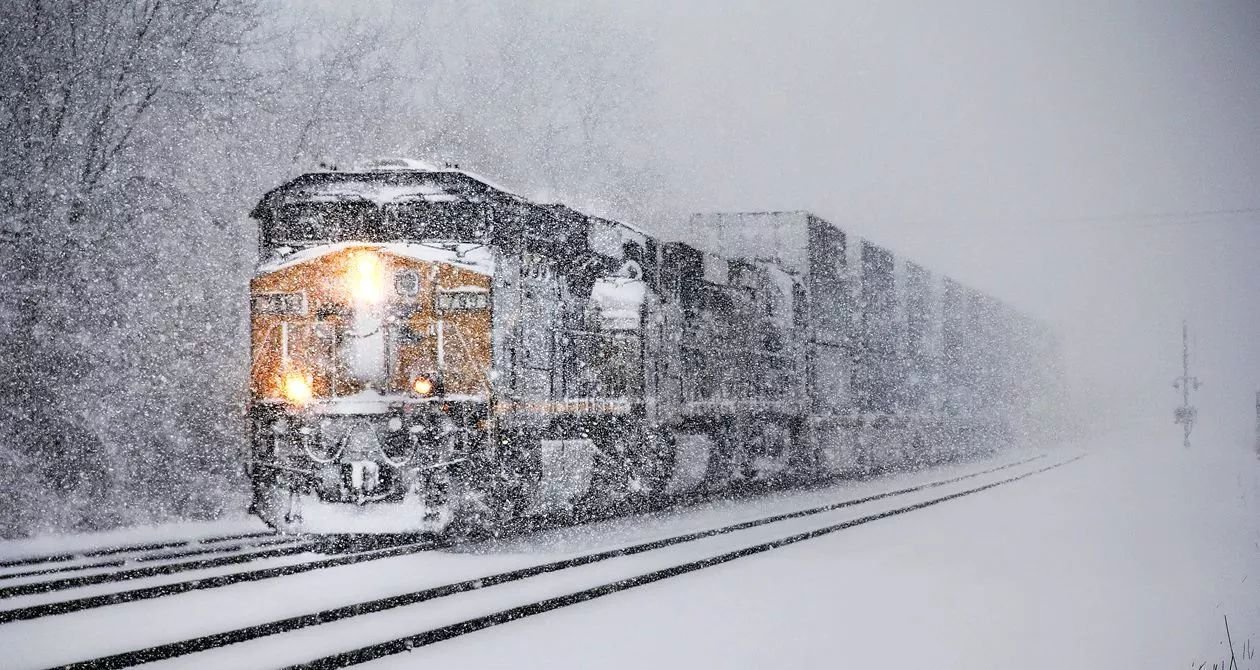 内蒙古通辽火车“破雪”前行,这样“破雪”前行是否存在安全隐患?