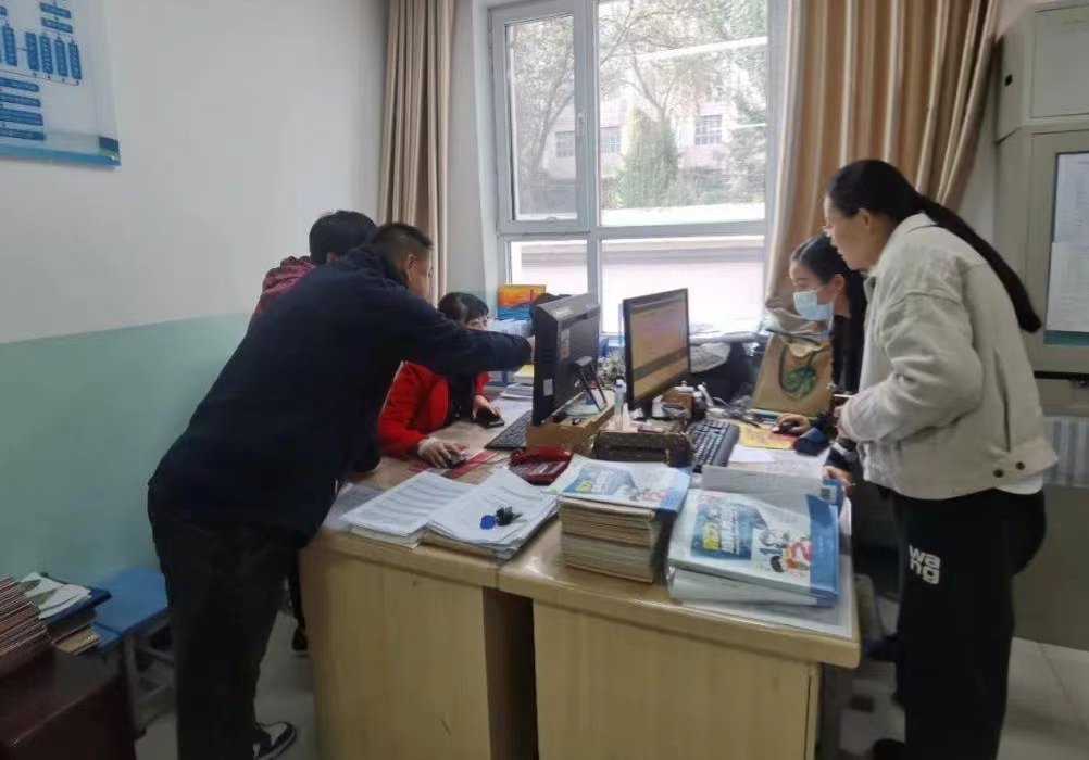 新娘坐婚车内,临出发时仍在谈生意,工作对于你的意义是什么呢?