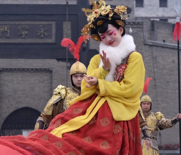 不倒翁小姐姐时隔1年回归首秀,游客:非常激动,你怎么看?
