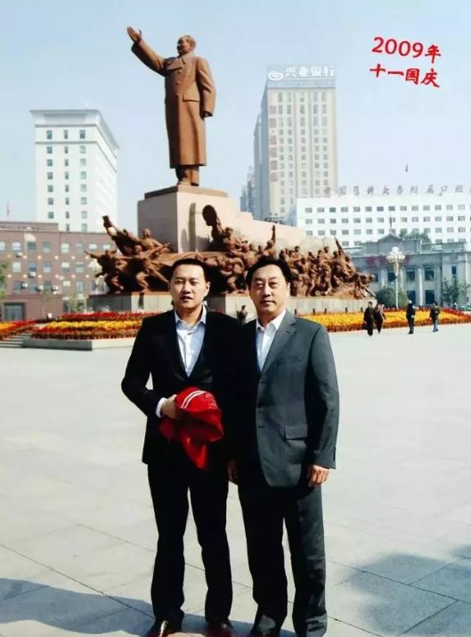 辽宁沈阳一对父子连续37年国庆同地合影，他们这么做的初衷是什么？