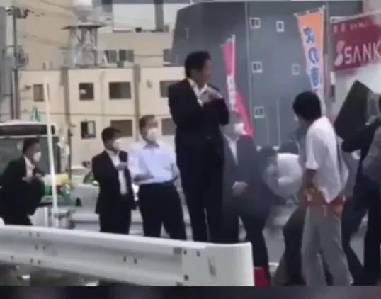 为什么安倍在听到枪声后,没有逃跑而是回头看了一眼?