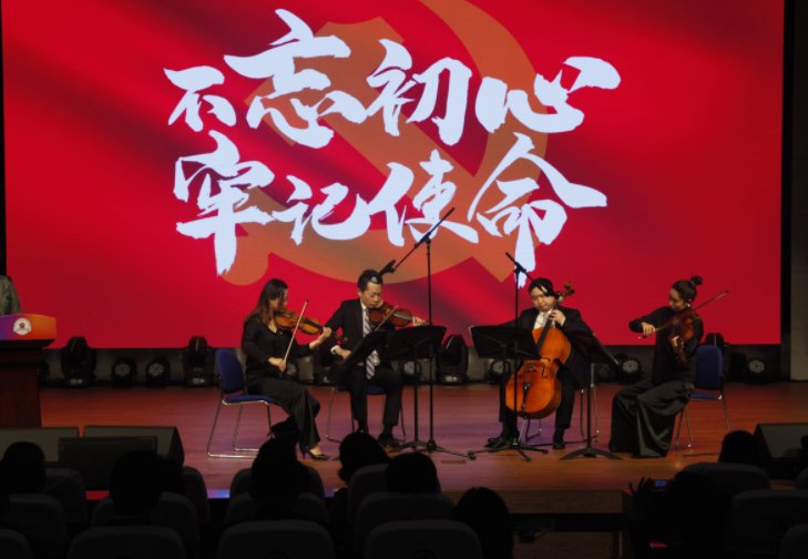 昨天晚上妈妈来到我的身边的歌名是什么？