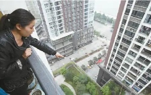 杭州一对夫妻半夜吵架,丈夫从20楼把现金扔下去,你如何看待此事?