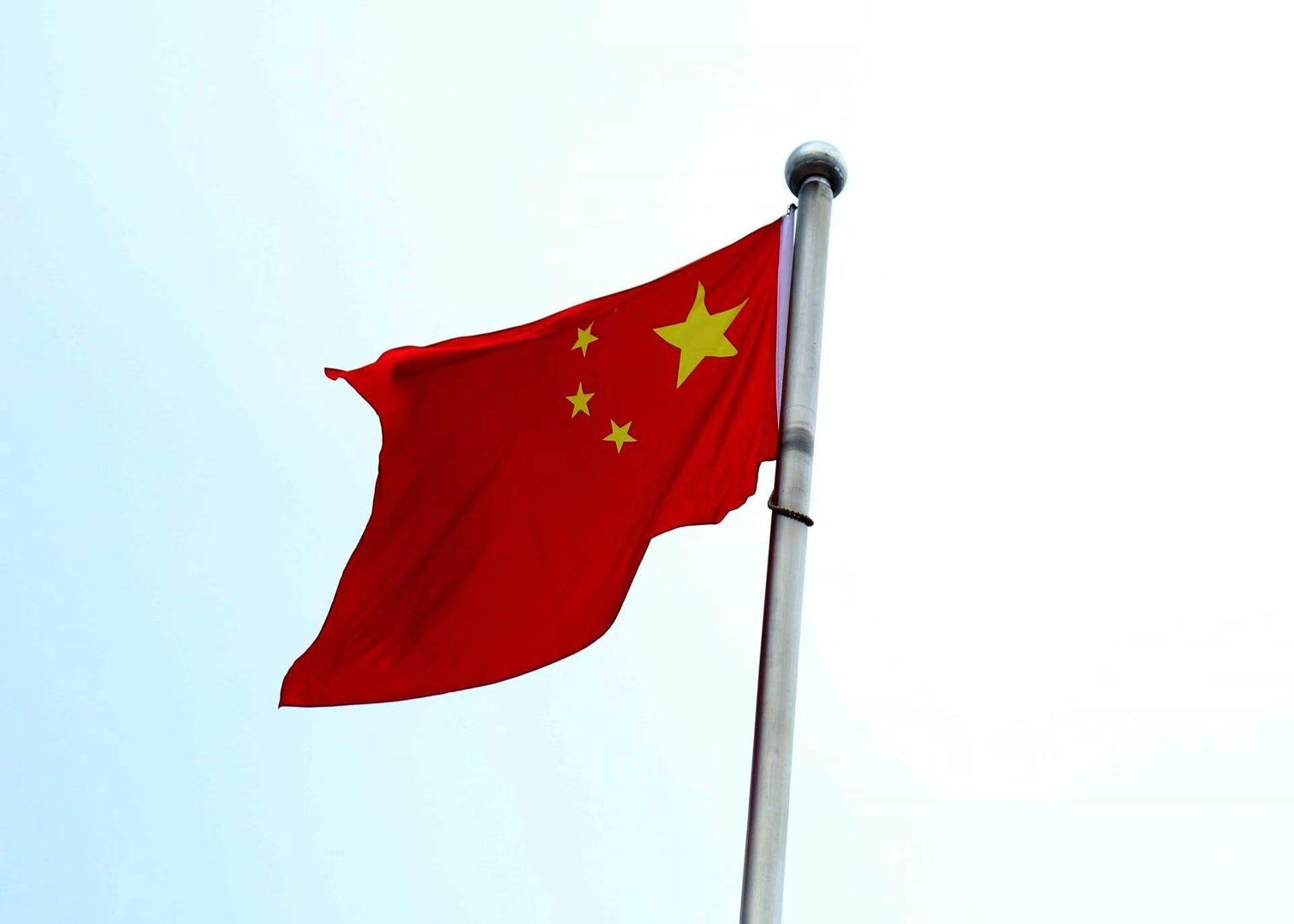 江西某银行工作人员把国旗扔地上，市民发现后捡起，银行的做法是否违法？