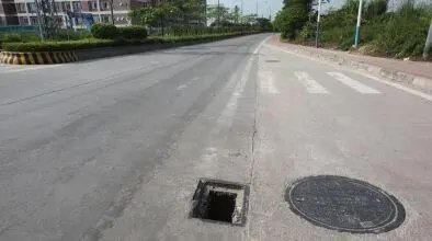 江苏男童散步时误踩松动井盖掉进下水道!看见窨井的正确做法是什么?