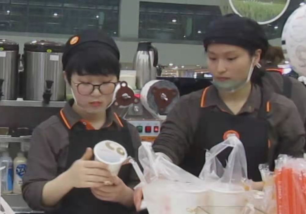 杭州一女子睡每天打5份工，睡3个小时，对身体会有何危害？