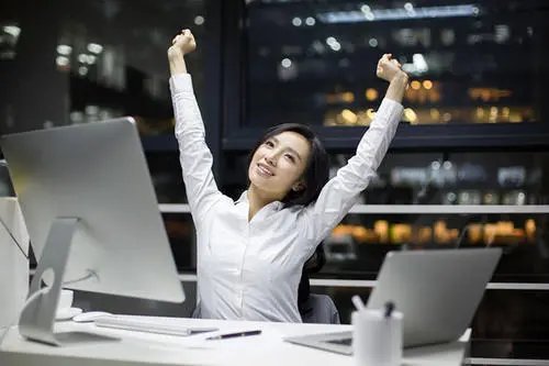 央视网评“浪潮办公室挂加班真好横幅”，都说了什么？