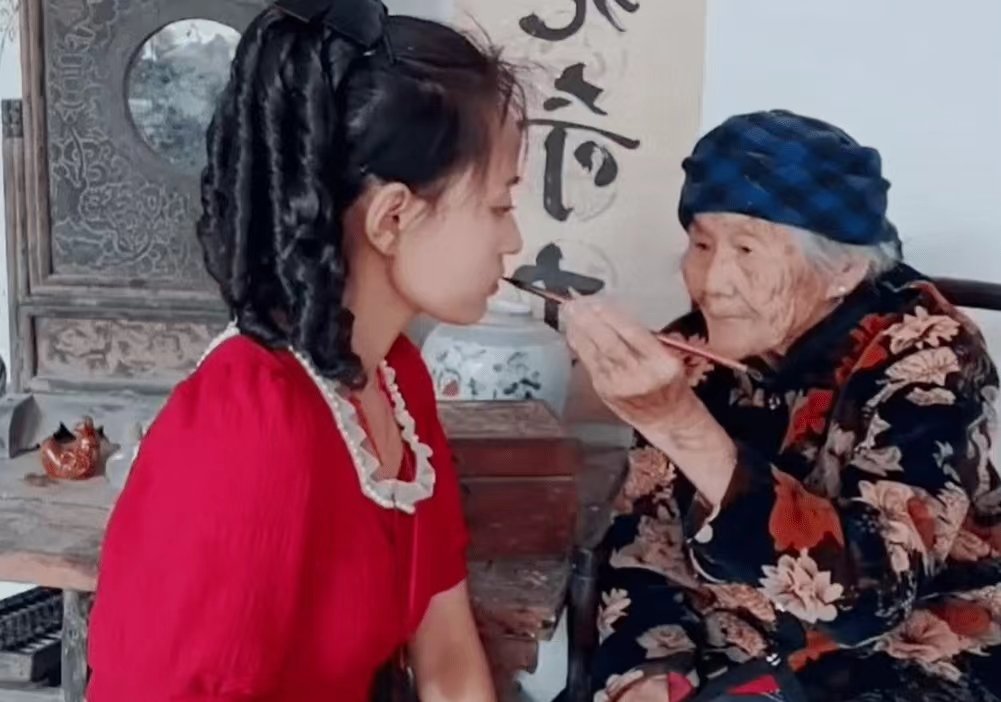 孙女每天用监控和九旬奶奶聊家常，奶奶每次秒回应，二人的互动多有爱？