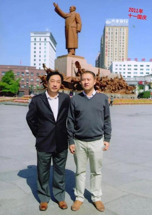 辽宁沈阳一对父子连续37年国庆同地合影，他们这么做的初衷是什么？